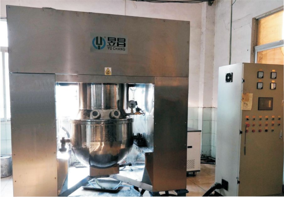 Vacuum mixing dryer