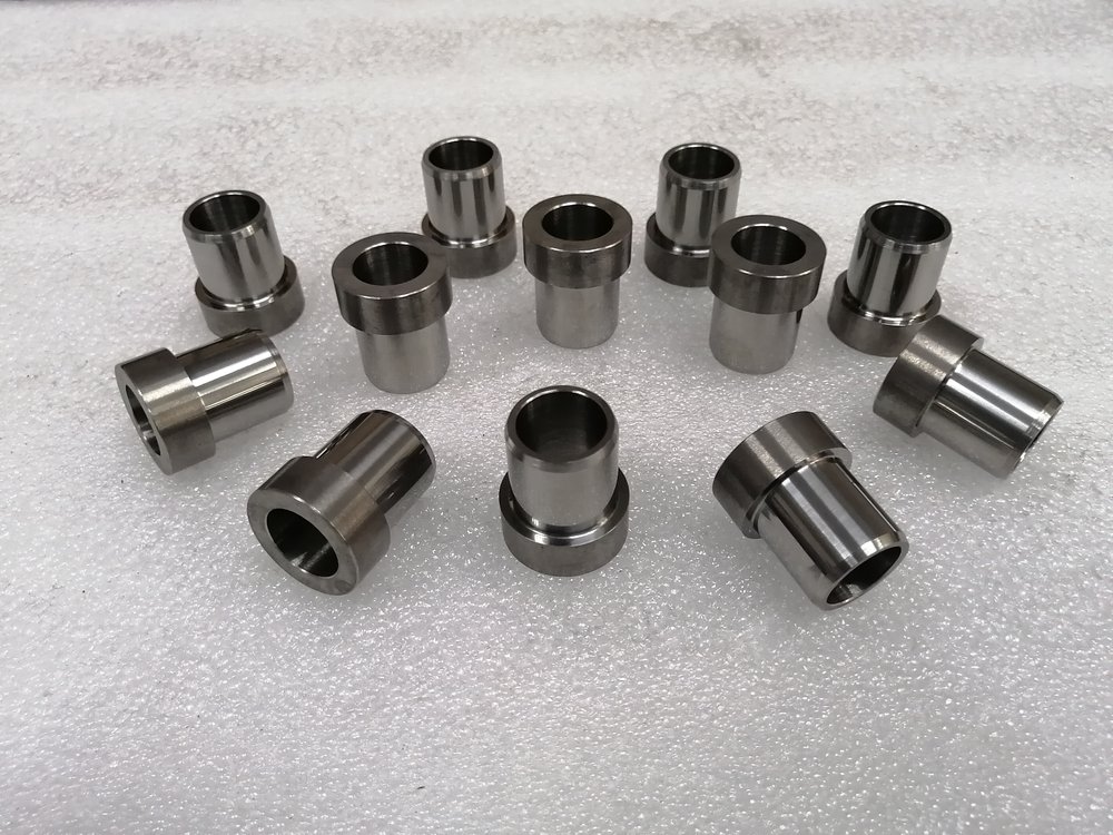 Valve seats and sealing rings for oil and gas service